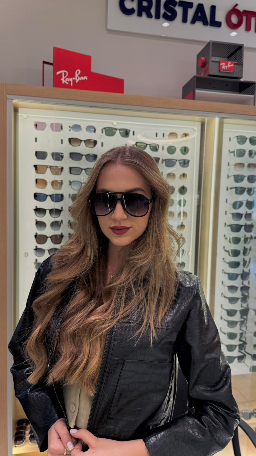 Thalita segurando uma bebida